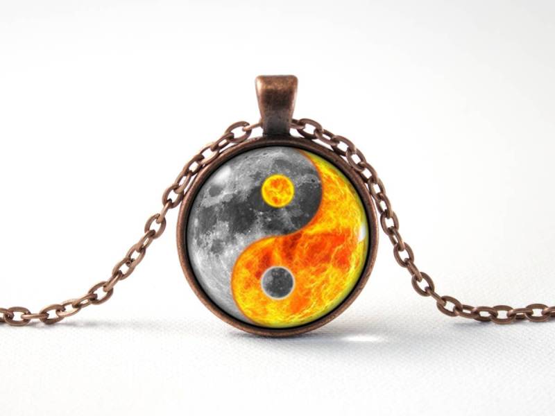 Frauen Anhänger Mond Geschenk Ying Yang Halskette Vollmond Luna Zen Schmuck Männer Glasanhänger Yoga von MadamIris