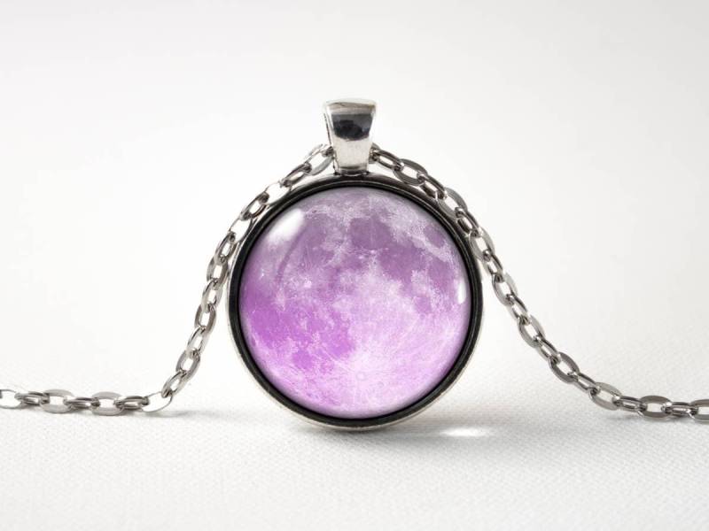Lila Mond Kette Pink Space Schmuck Mondschmuck Vollmond Mond-Anhänger Unisex Anhänger Lunakette Lunar Cosmic von MadamIris