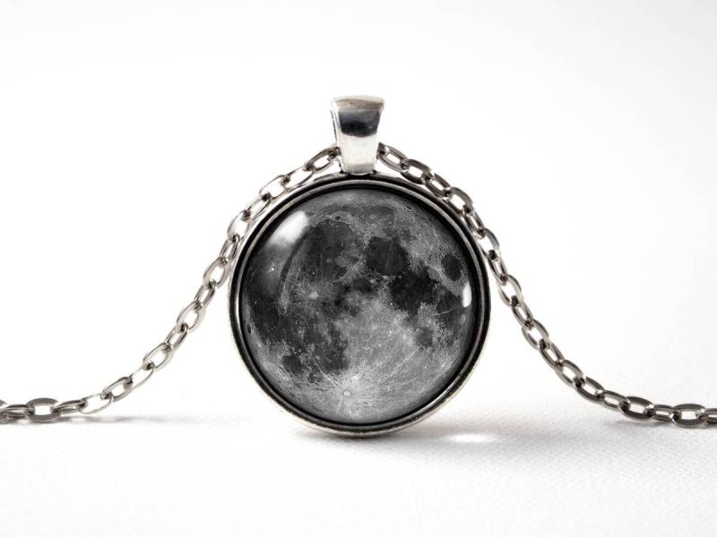 Mond Anhänger Grauer Vollmond Schmuck Geschenk Space Weltraum Halskette Kosmos von MadamIris