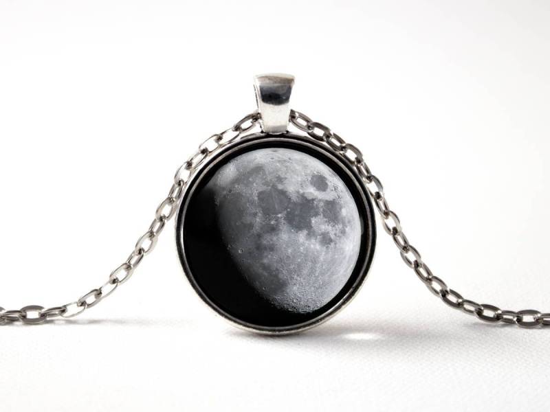 Mondphase Anhänger Luna Grauer Mond Mondschmuck Mondphasen Mondgeschenk Mondanhänger Mondfoto Mondhalskette Space Crescent von MadamIris