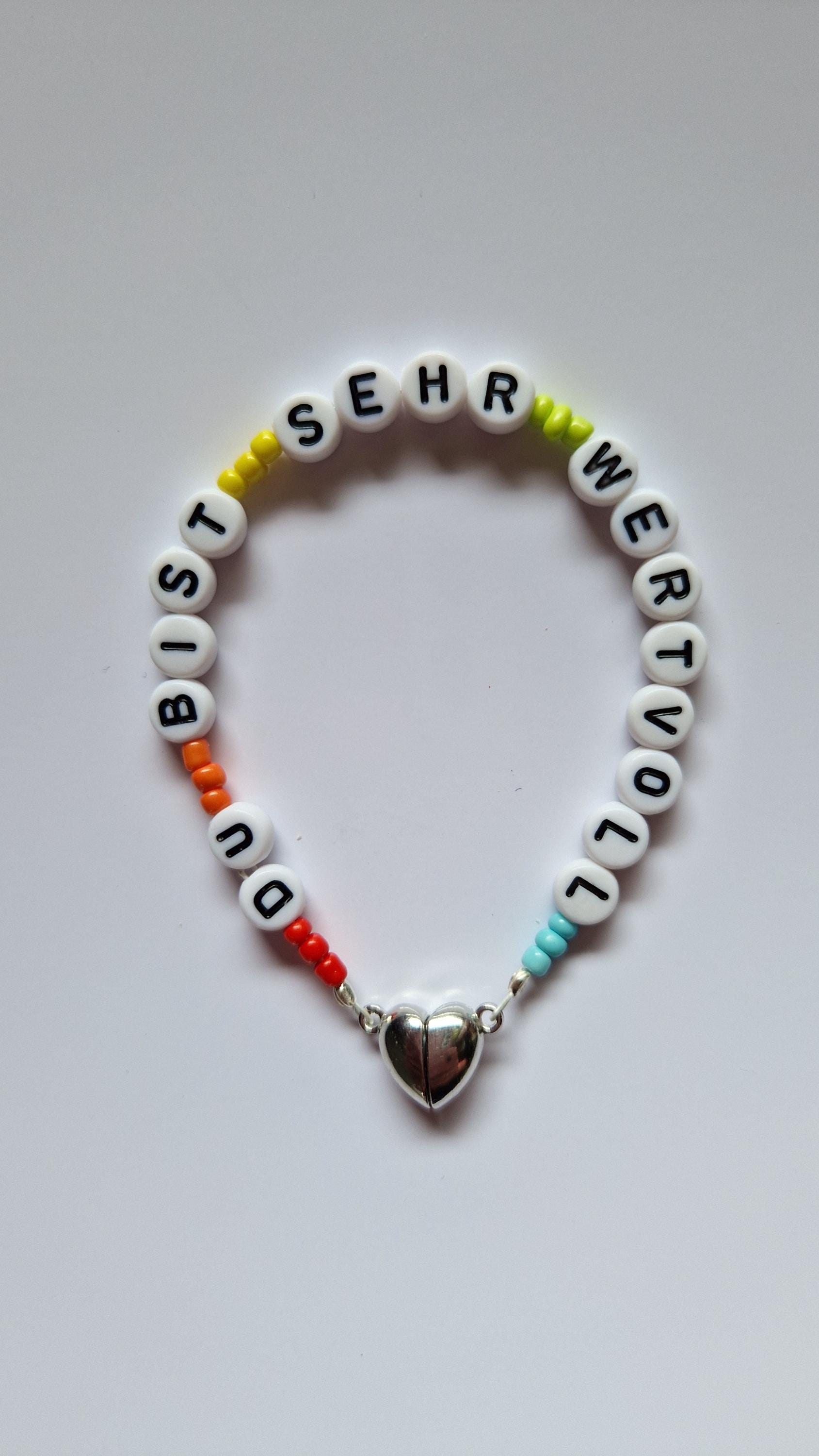 Armband Mit Botschaft "Du Bist Sehr Wertvoll" - Bunte Glasperlen, Buchstabenperlen & Silberner Herz-Magnetverschluss | Geschenkidee von MadameClayTon