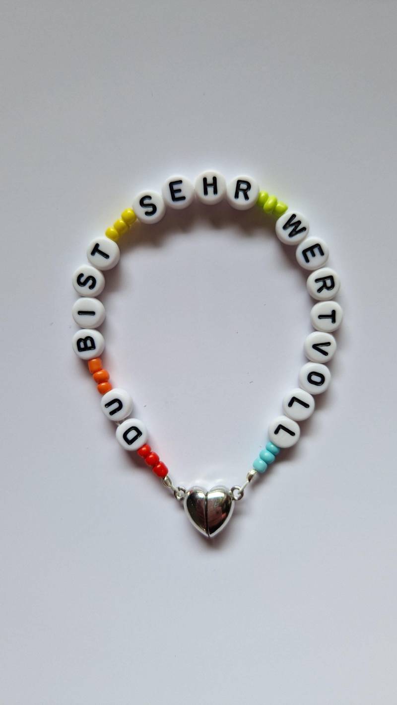 Armband Mit Botschaft "Du Bist Sehr Wertvoll" - Bunte Glasperlen, Buchstabenperlen & Silberner Herz-Magnetverschluss | Geschenkidee Armband Mit Botschaft "Du Bist Sehr Wertvoll" - Bunte Glasperlen, Buchstabenperlen & Silberner Herz-Magnetverschluss | Geschenkidee von MadameClayTon