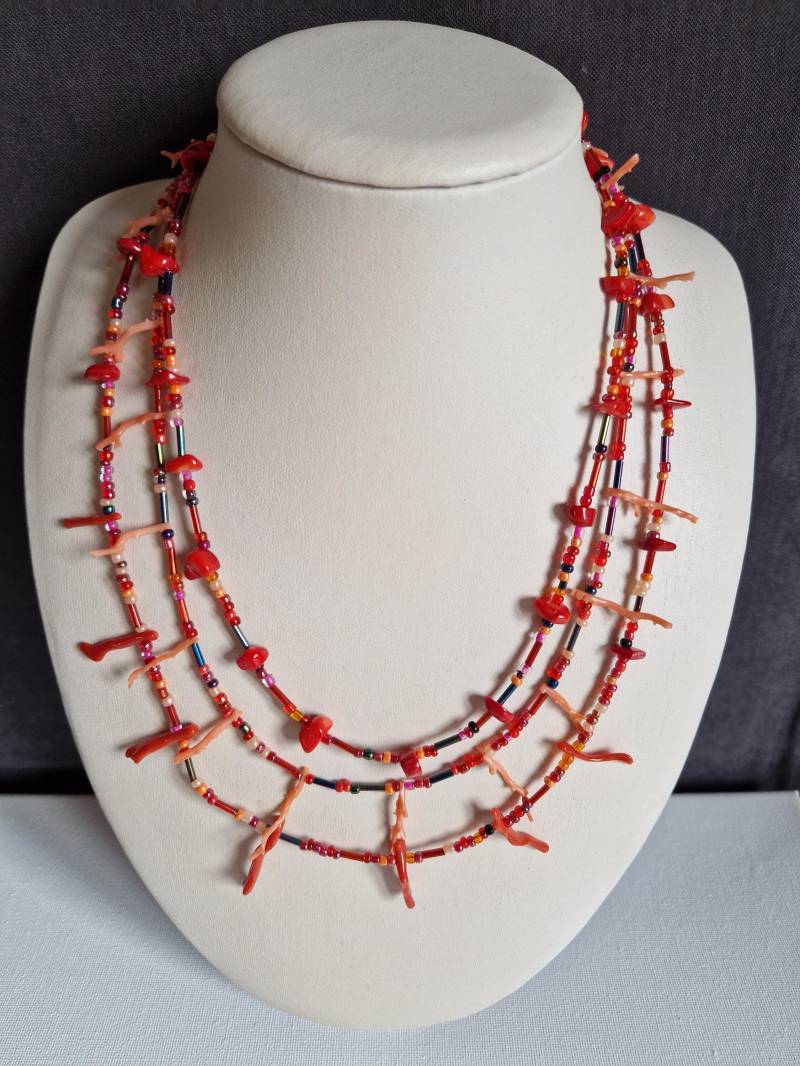 Korallen-Halskette Mit Bunten Glasperlen, Dreireihig, Rot Und Orange, Herz-Verschluss, Handgefertigtes Unikat, Versand Aus Deutschland von MadameClayTon