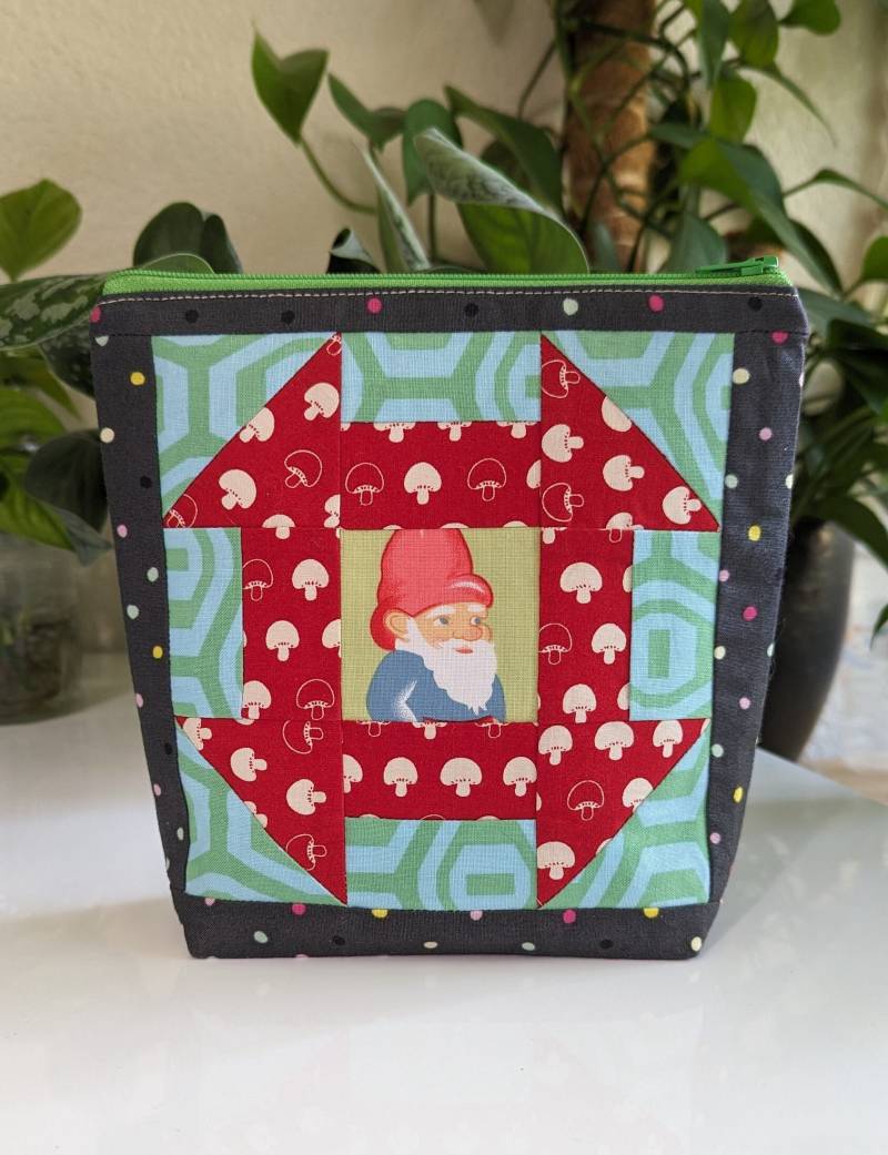 Wichtel Und Pilz Patchwork Kosmetiktäschchen Wichtel Und Pilz Patchwork Kosmetiktäschchen von MadameCupcake