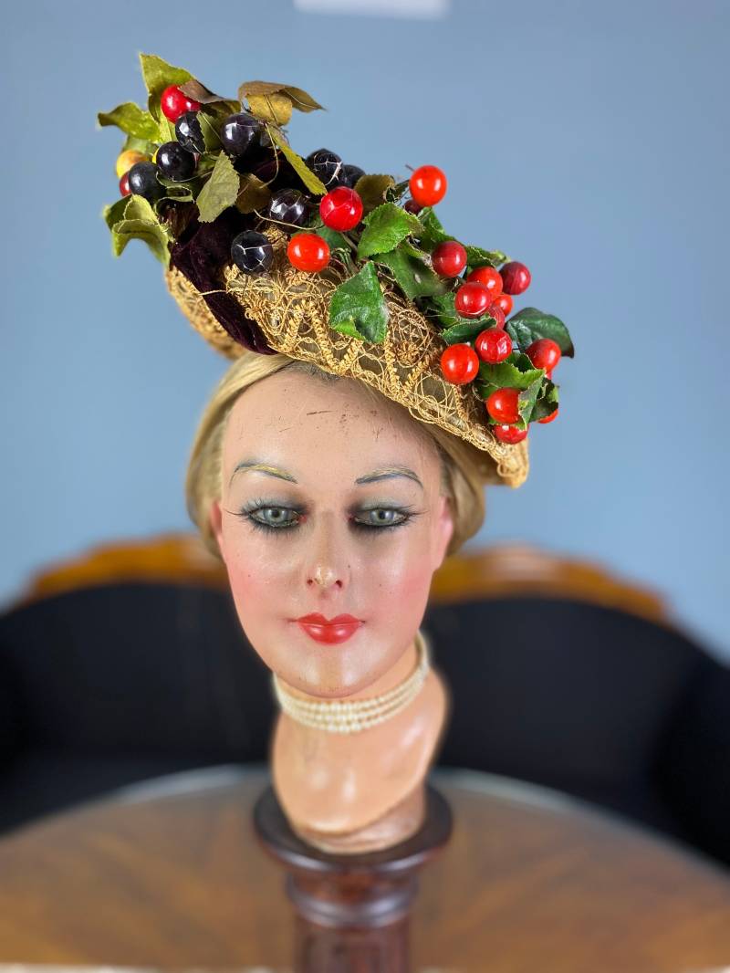 1890Er Jahre Gibson Girl Strohhut, Antike Hutmacherkunst Mit Kirschen 1890Er Jahre Gibson Girl Strohhut, Antike Hutmacherkunst Mit Kirschen von MadameFlorence