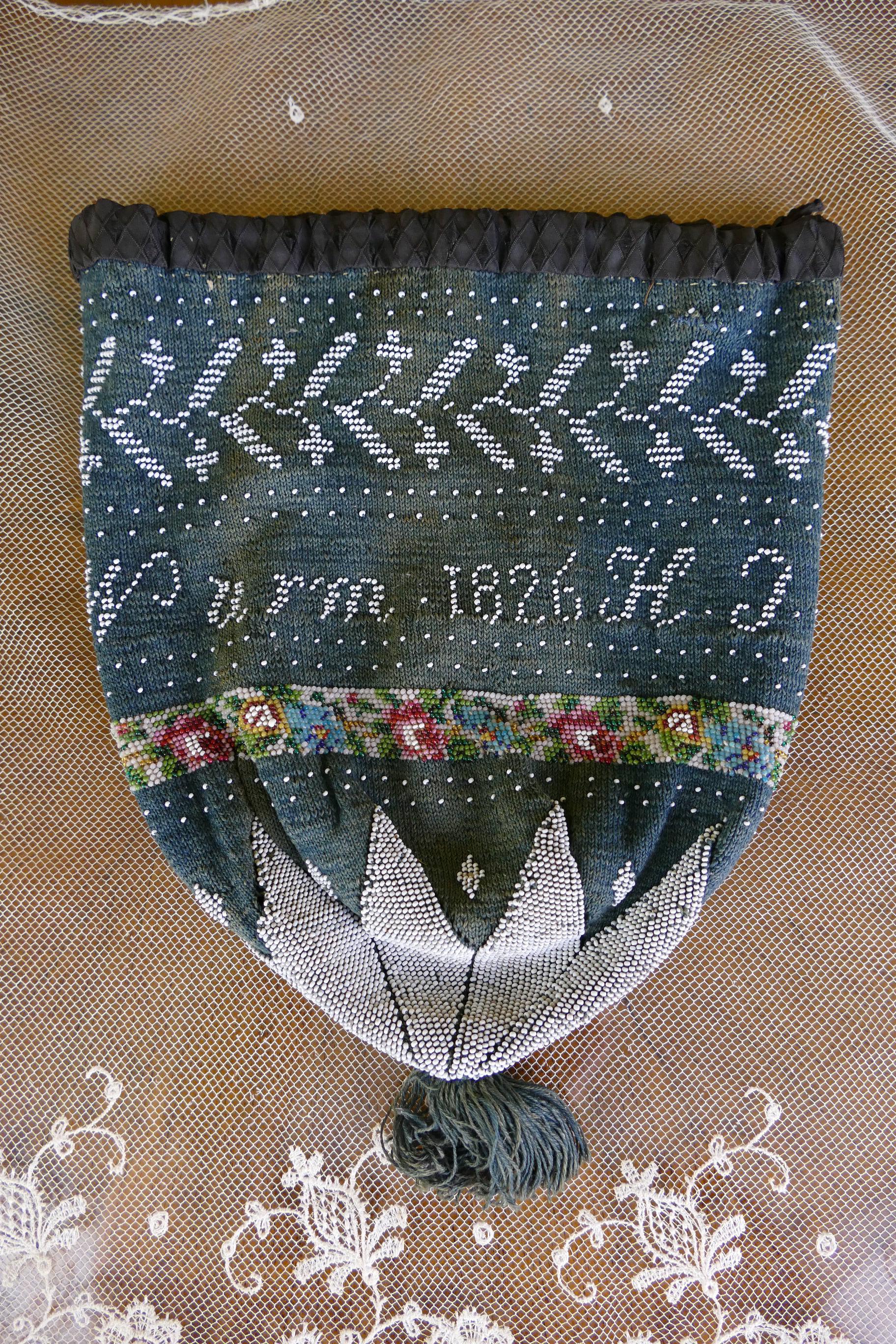 Antike Biedermeier Perlen Geldbörse, 1826 Deutsche Bestickte Tasche Antike Biedermeier Perlen Geldbörse, 1826 Deutsche Bestickte Tasche von MadameFlorence