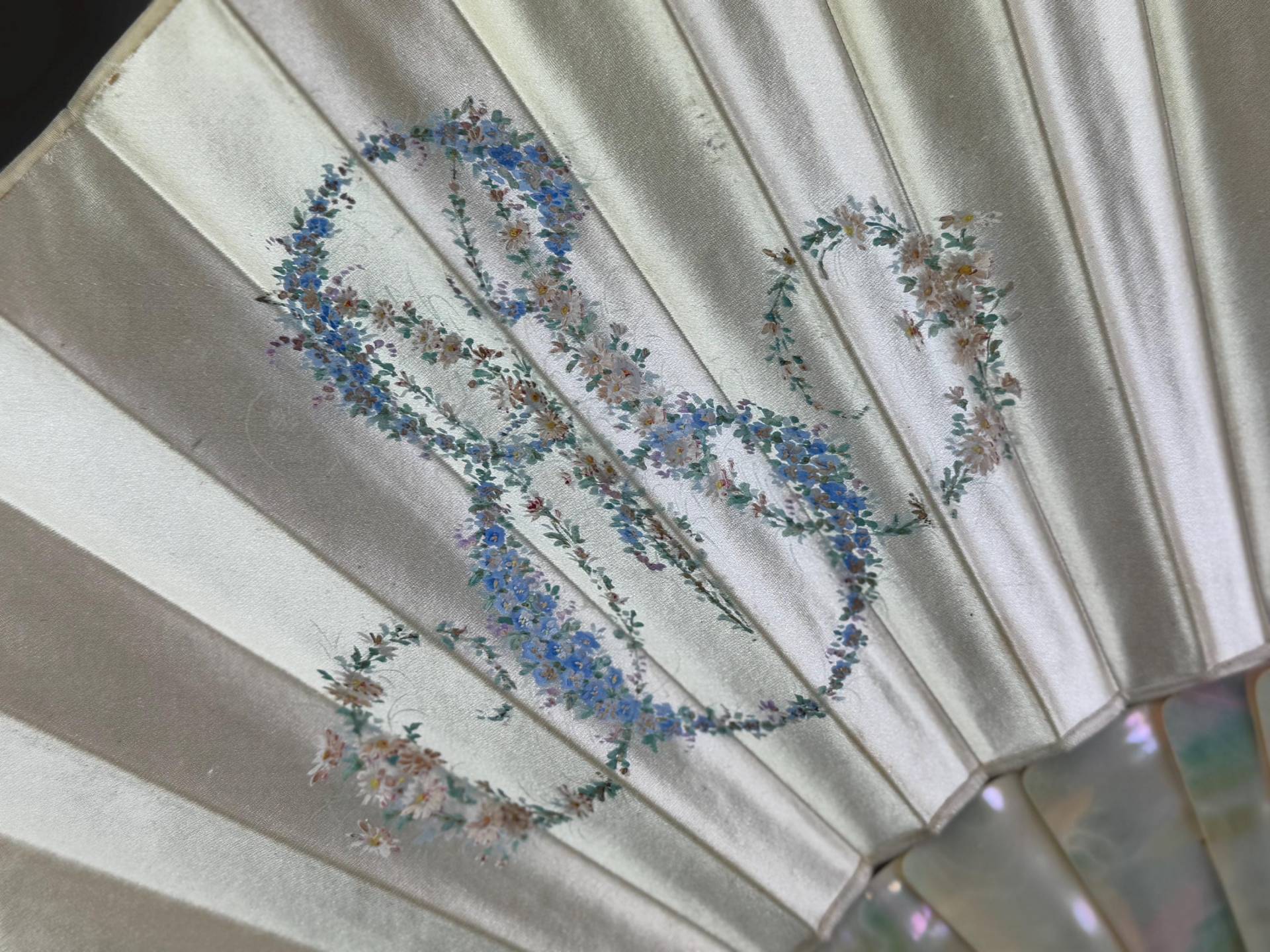 Antiker Duvelleroy-Fächer, Handgemaltes Blumenmonogramm, Perlmutt, 1890 Victorian von MadameFlorence