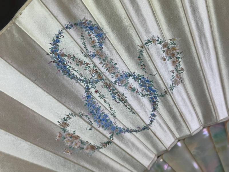 Antiker Duvelleroy-Fächer, Handgemaltes Blumenmonogramm, Perlmutt, 1890 Victorian von MadameFlorence