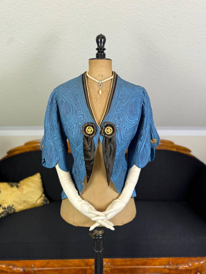 Blaue Vintage Leinenjacke Mit Soutache Applikationen, Jugendstil Knöpfe, Ca. Um 1910 Blaue Vintage Leinenjacke Mit Soutache Applikationen, Jugendstil Knöpfe, Ca. Um 1910 von MadameFlorence
