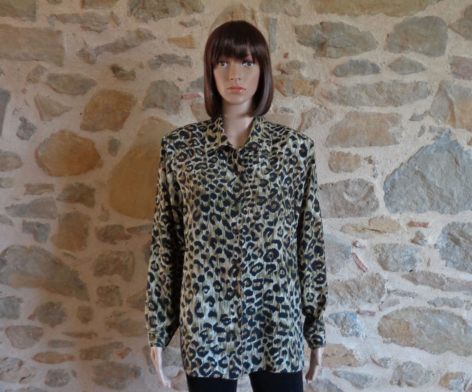 80Er Jahre Leopard Print Seidige Bluse, Sekretärbluse Mit Schulterpolstern Von 3 Suisses, Größe Fr 38/40, Uk 10/12, Us 6/8 80Er Jahre Leopard Print Seidige Bluse, Sekretärbluse Mit Schulterpolstern Von 3 Suisses, Größe Fr 38/40, Uk 10/12, Us 6/8 von MadameHulla