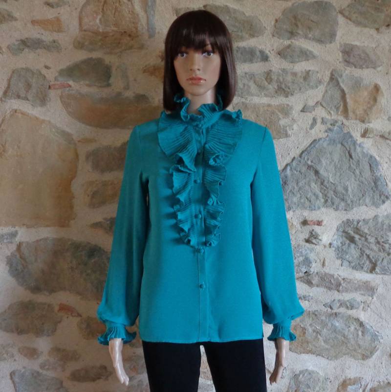 80Er Jahre Petrol Bluse Mit Wasserfall Plissierten Rüschen Vordere Kragen Und Manschetten, Kreation Hazan Paris, Größe Fr 38, Uk 10, Us 6 80Er Jahre Petrol Bluse Mit Wasserfall Plissierten Rüschen Vordere Kragen Und Manschetten, Kreation Hazan Paris, Größe Fr 38, Uk 10, Us 6 von MadameHulla