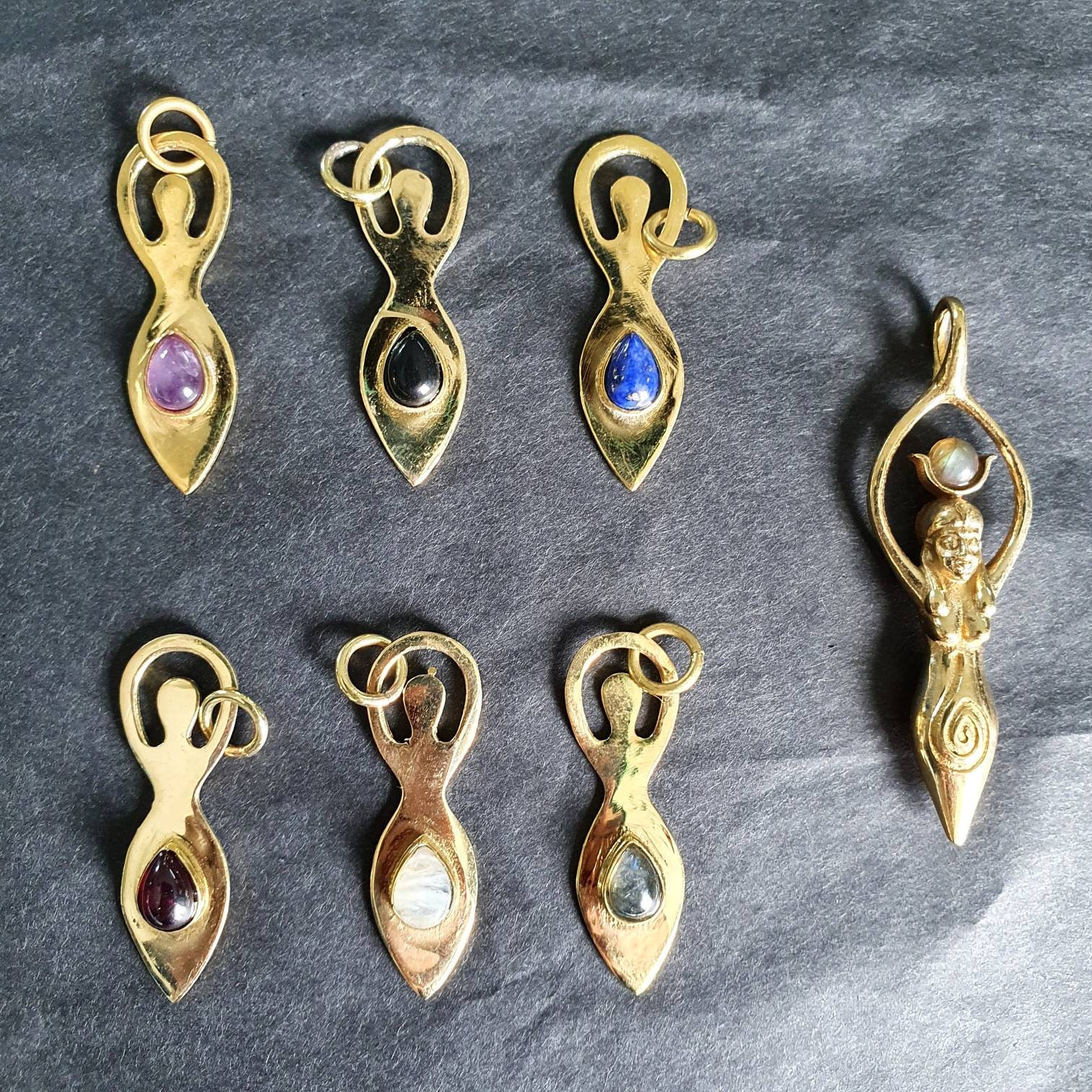 Muttergöttin-Anhänger Aus Messing Und Labradorit, Lapislazuli, Peristerit, Amethyst, Granat, Tigerauge, Schwarzem Onyx Türkisfarbenem Howlith Muttergöttin-Anhänger Aus Messing Und Labradorit, Lapislazuli, Peristerit, Amethyst, Granat, Tigerauge, Schwarzem Onyx Türkisfarbenem Howlith von MadameJeannette