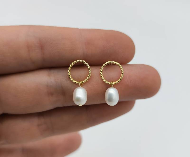 1 Paar Elegante Ohrstecker Mit Perlenanhänger//Gedreht//Edel//Brautschmuck//Perlenschmuck//Perlenohrstecker//925Er Silber//Vergoldet von MadameLiAnn