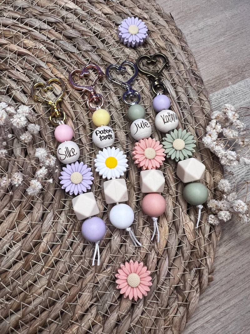 Personalisierter Schlüsselanhänger Mit Name, Blumen Perlen, Geschenk Für Patentante, Freundin & Frauen, Gravur von MadameMacramella