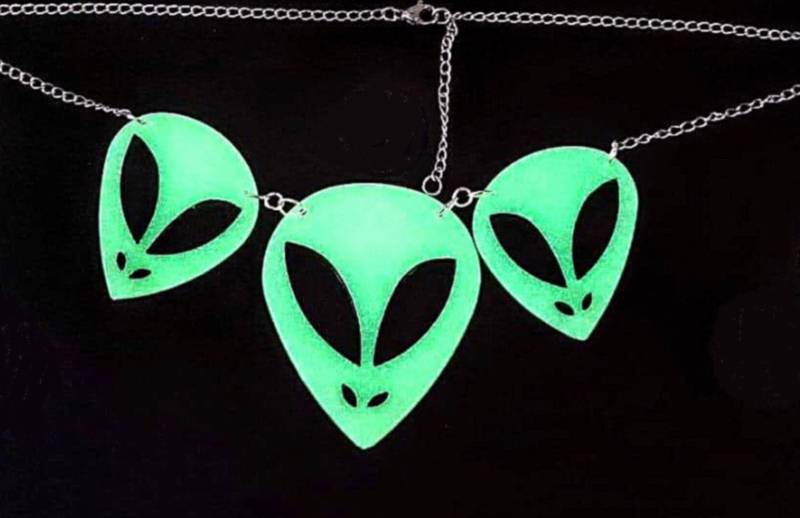 Alien Halskette, Leuchtende Einzigartiges Geschenk, Schmuck. Aussenseiter, Nerd, Sci-Fi. Limitierte Auflage Alien Halskette, Leuchtende Einzigartiges Geschenk, Schmuck. Aussenseiter, Nerd, Sci-Fi. Limitierte Auflage von MadameMagpieByBea