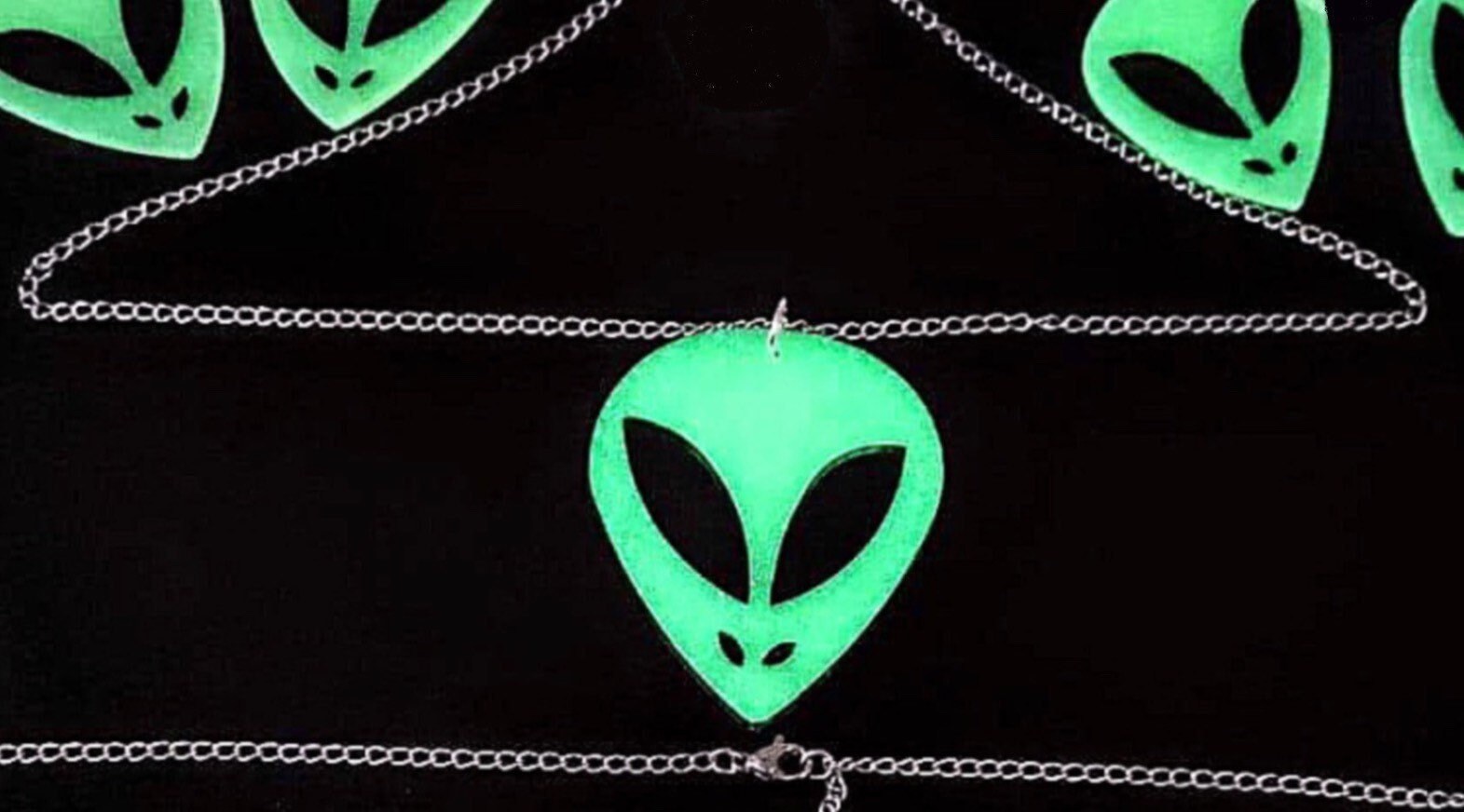 Alien Halskette, Schmuck. Glühen Sie in Der Dunklen Den Schmuck Leuchten. Einzigartiges Geschenk, Geek, Nerd, Sci-Fi. Limitierte Auflage Alien Halskette, Schmuck. Glühen Sie in Der Dunklen Den Schmuck Leuchten. Einzigartiges Geschenk, Geek, Nerd, Sci-Fi. Limitierte Auflage von MadameMagpieByBea