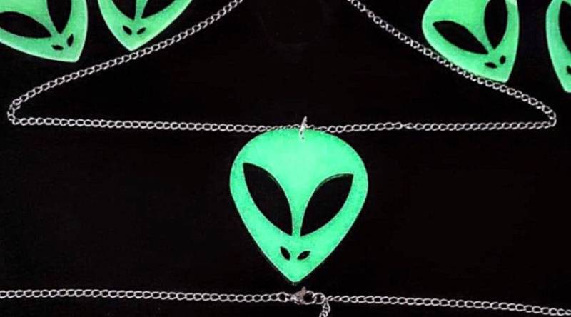 Alien Halskette, Schmuck. Glühen Sie in Der Dunklen Den Schmuck Leuchten. Einzigartiges Geschenk, Geek, Nerd, Sci-Fi. Limitierte Auflage Alien Halskette, Schmuck. Glühen Sie in Der Dunklen Den Schmuck Leuchten. Einzigartiges Geschenk, Geek, Nerd, Sci-Fi. Limitierte Auflage von MadameMagpieByBea