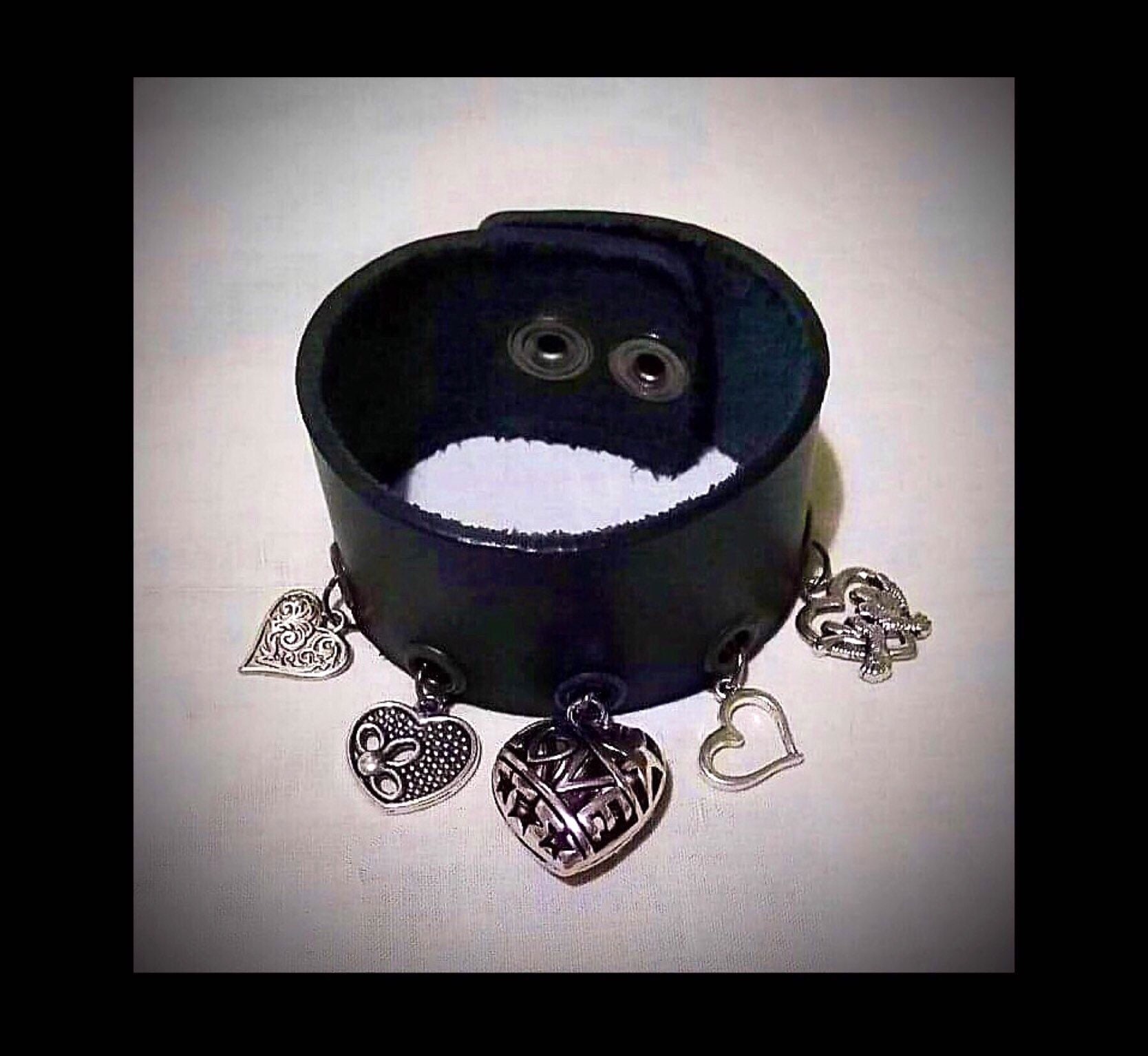 Charm Armband, Bettelarmband, Herz Charms, Bettelarmband. Alternativer Stil Charm Armband, Bettelarmband, Herz Charms, Bettelarmband. Alternativer Stil von MadameMagpieByBea