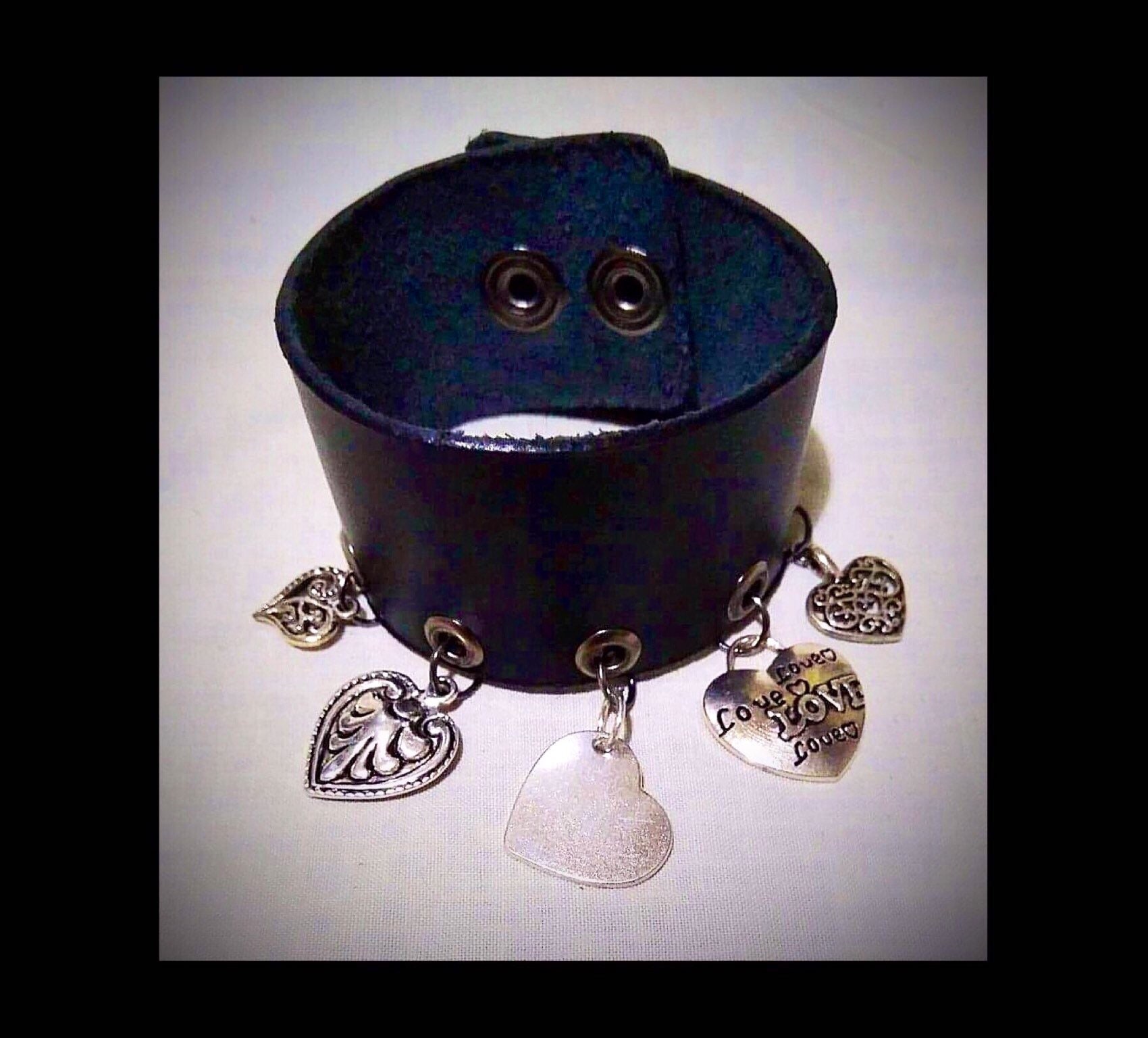 Charm Armband, Manschette Herz Charms, Bettelarmband. Alternativer Stil Charm Armband, Manschette Herz Charms, Bettelarmband. Alternativer Stil von MadameMagpieByBea