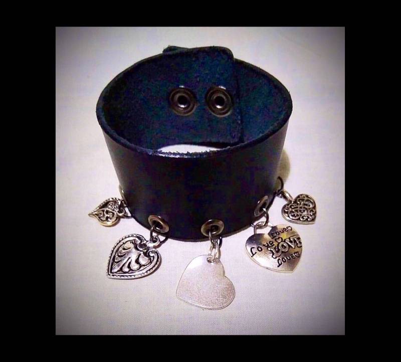 Charm Armband, Manschette Herz Charms, Bettelarmband. Alternativer Stil Charm Armband, Manschette Herz Charms, Bettelarmband. Alternativer Stil von MadameMagpieByBea