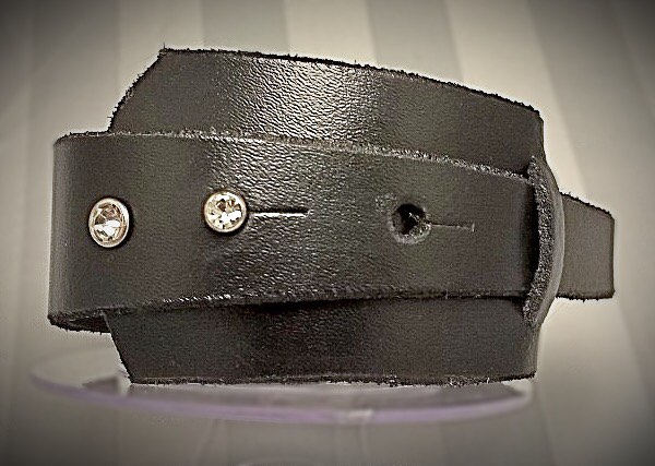 Manschettenarmband Aus Leder. Schwarzes Lederarmband, Wickelarmband Mit Diamanté-Detail. Einzelstück Manschettenarmband Aus Leder. Schwarzes Lederarmband, Wickelarmband Mit Diamanté-Detail. Einzelstück von MadameMagpieByBea