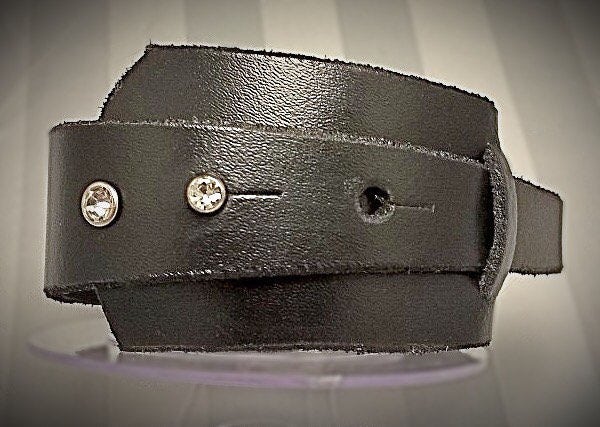 Manschettenarmband Aus Leder. Schwarzes Lederarmband, Wickelarmband Mit Diamanté-Detail. Einzelstück Manschettenarmband Aus Leder. Schwarzes Lederarmband, Wickelarmband Mit Diamanté-Detail. Einzelstück von MadameMagpieByBea