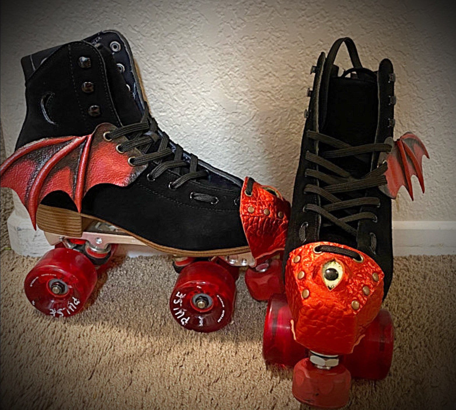 Schuhflügel, Fledermaus Drachenflügel Schuhzubehör, Roller Derby, Rollschuh Zubehör, Alternative Mode, Cosplay, Lederflügel, Benutzerdefinierte Schuhflügel, Fledermaus Drachenflügel Schuhzubehör, Roller Derby, Rollschuh Zubehör, Alternative Mode, Cosplay, Lederflügel, Benutzerdefinierte von MadameMagpieByBea