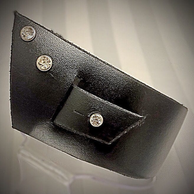 Schwarzes Leder, Manschettenarmband Mit Diamant-Detail. Einzigartiges Design Schwarzes Leder, Manschettenarmband Mit Diamant-Detail. Einzigartiges Design von MadameMagpieByBea