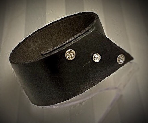 Schwarzes Leder, Manschettenarmband. Einzigartiges Design. Diamanté Details Schwarzes Leder, Manschettenarmband. Einzigartiges Design. Diamanté Details von MadameMagpieByBea