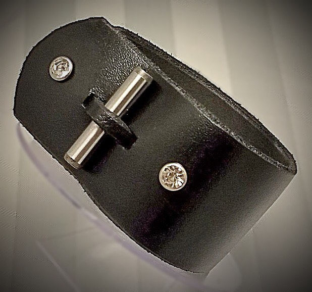 Schwarzes Leder - Und Diamanté-Manschettenarmband. Einzigartiges Design Schwarzes Leder - Und Diamanté-Manschettenarmband. Einzigartiges Design von MadameMagpieByBea