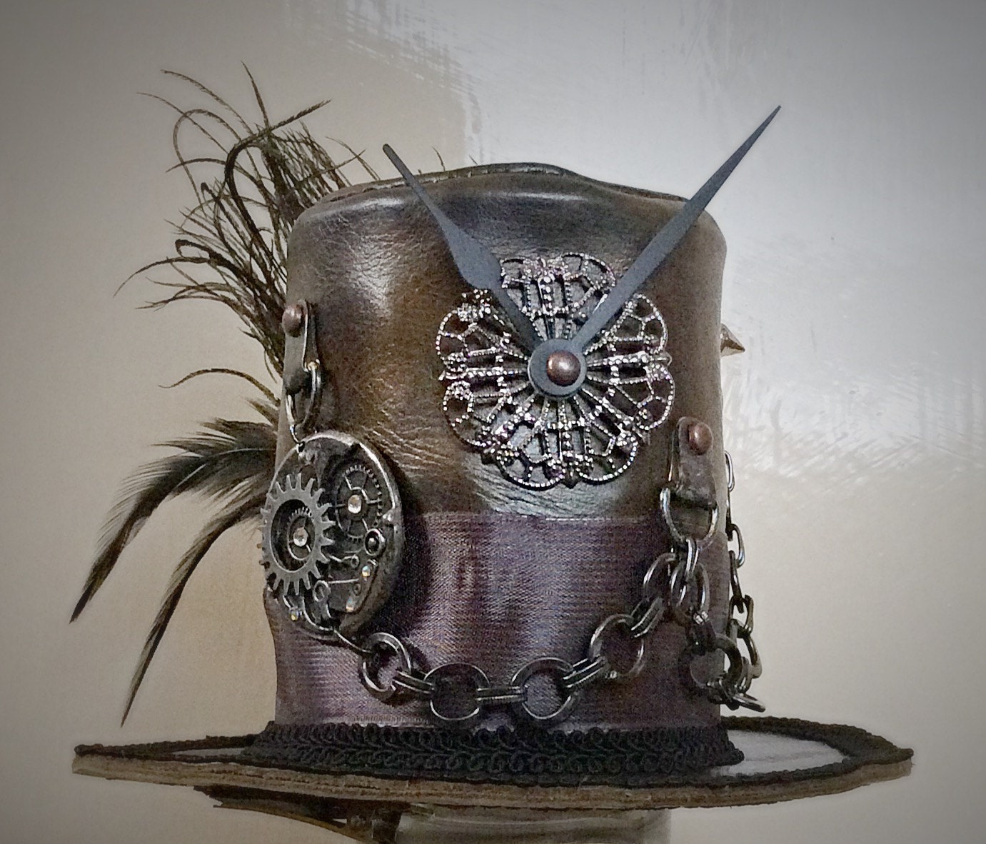 Zylinder, Steampunk-Stil, Mini-Lederzylinder. Einzigartiger, Handgefertigter Minizylinder, Steampunk-Design, Kostümhut, Kopfschmuck Zylinder, Steampunk-Stil, Mini-Lederzylinder. Einzigartiger, Handgefertigter Minizylinder, Steampunk-Design, Kostümhut, Kopfschmuck von MadameMagpieByBea