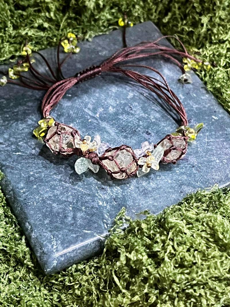 Naturgeflüstertes Edelstein-Armband | Handgeknüpft Mit Citrin, Peridot & Blütenzauber Zauber Wicca Magie Naturgeflüstertes Edelstein-Armband | Handgeknüpft Mit Citrin, Peridot & Blütenzauber Zauber Wicca Magie von MadameMimMagie
