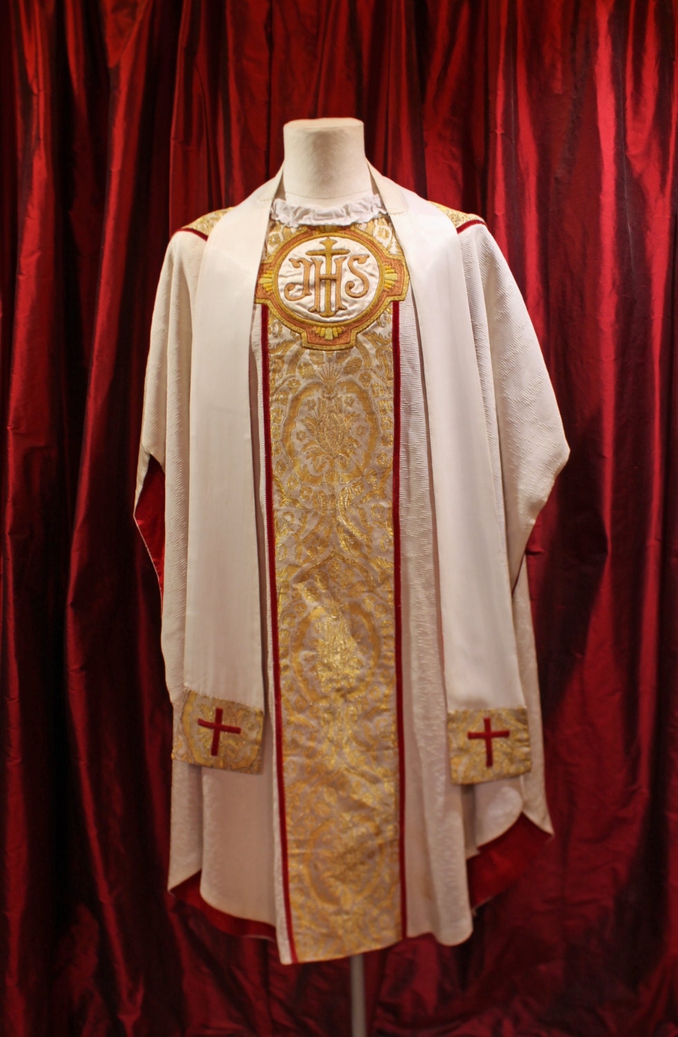 Damast-Seiden-Chasuble, Bestickt Mit Goldfaden - 1950Er Jahre Damast-Seiden-Chasuble, Bestickt Mit Goldfaden - 1950Er Jahre von MadameMimShop