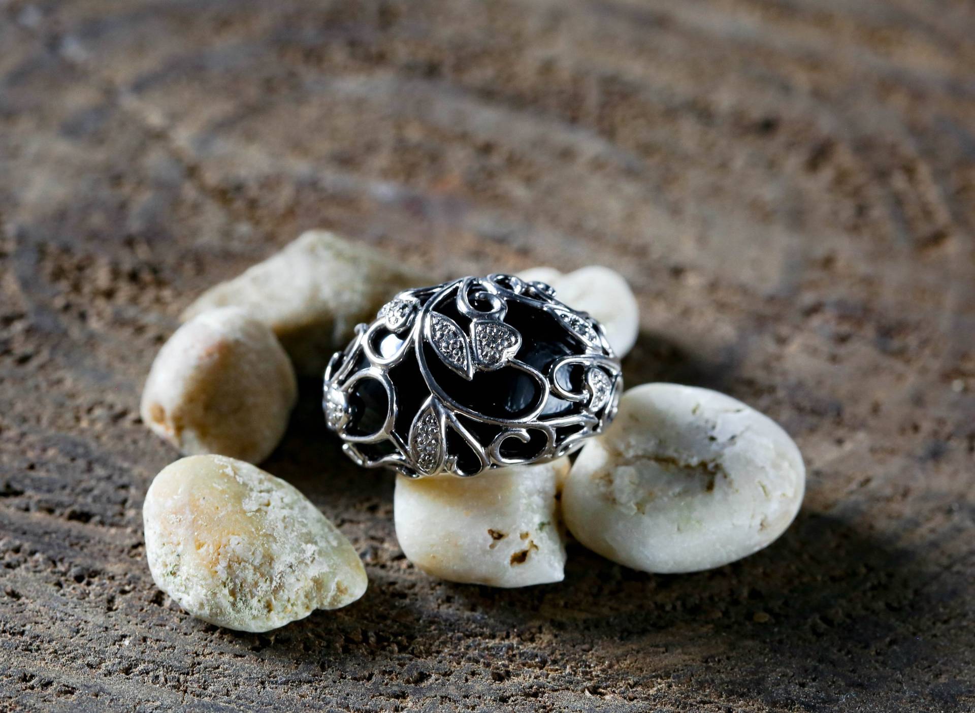 Vintage Statement Ring Onyx Farbe Floral, Design Ring, Größe 6 Runder Mit Zirkonia Steinen Vintage Statement Ring Onyx Farbe Floral, Design Ring, Größe 6 Runder Mit Zirkonia Steinen von MadarinaStudio