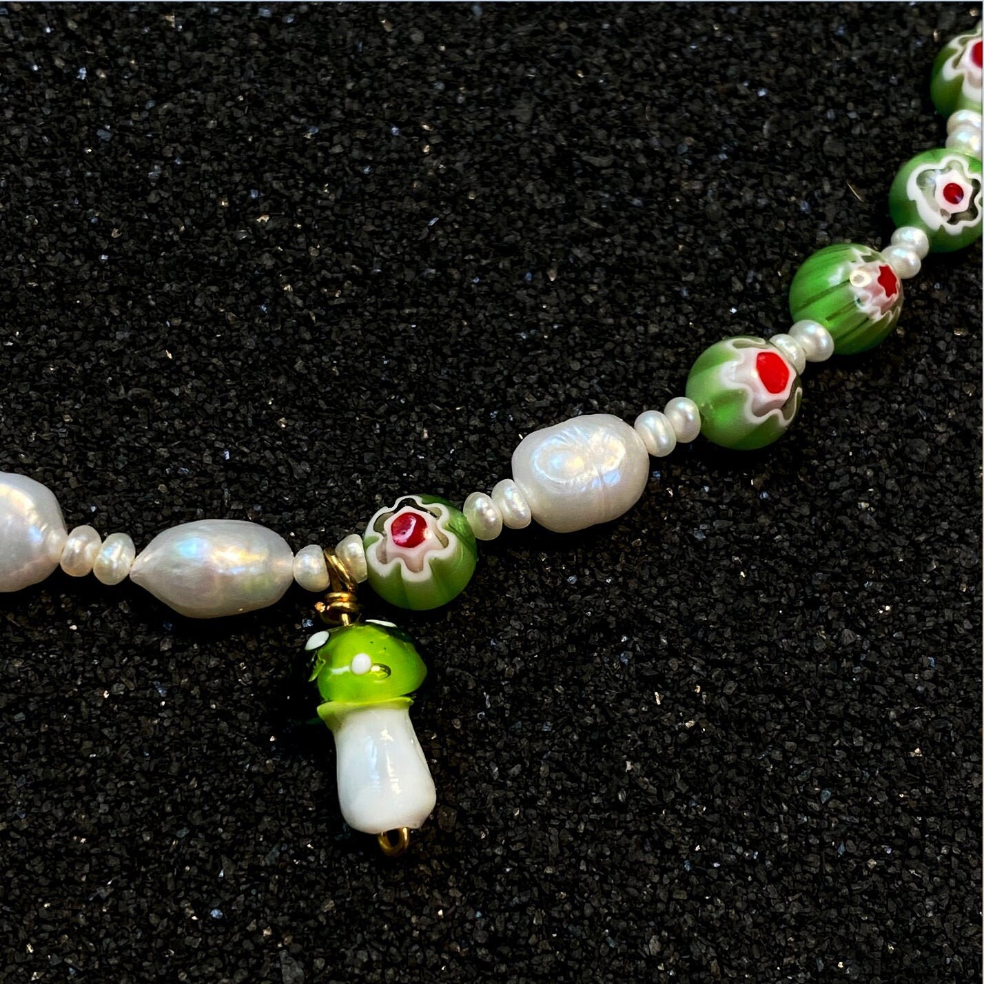 Grüner Flower Power Pilz Grüner Flower Power Pilz von MaddieAlmightyJewels