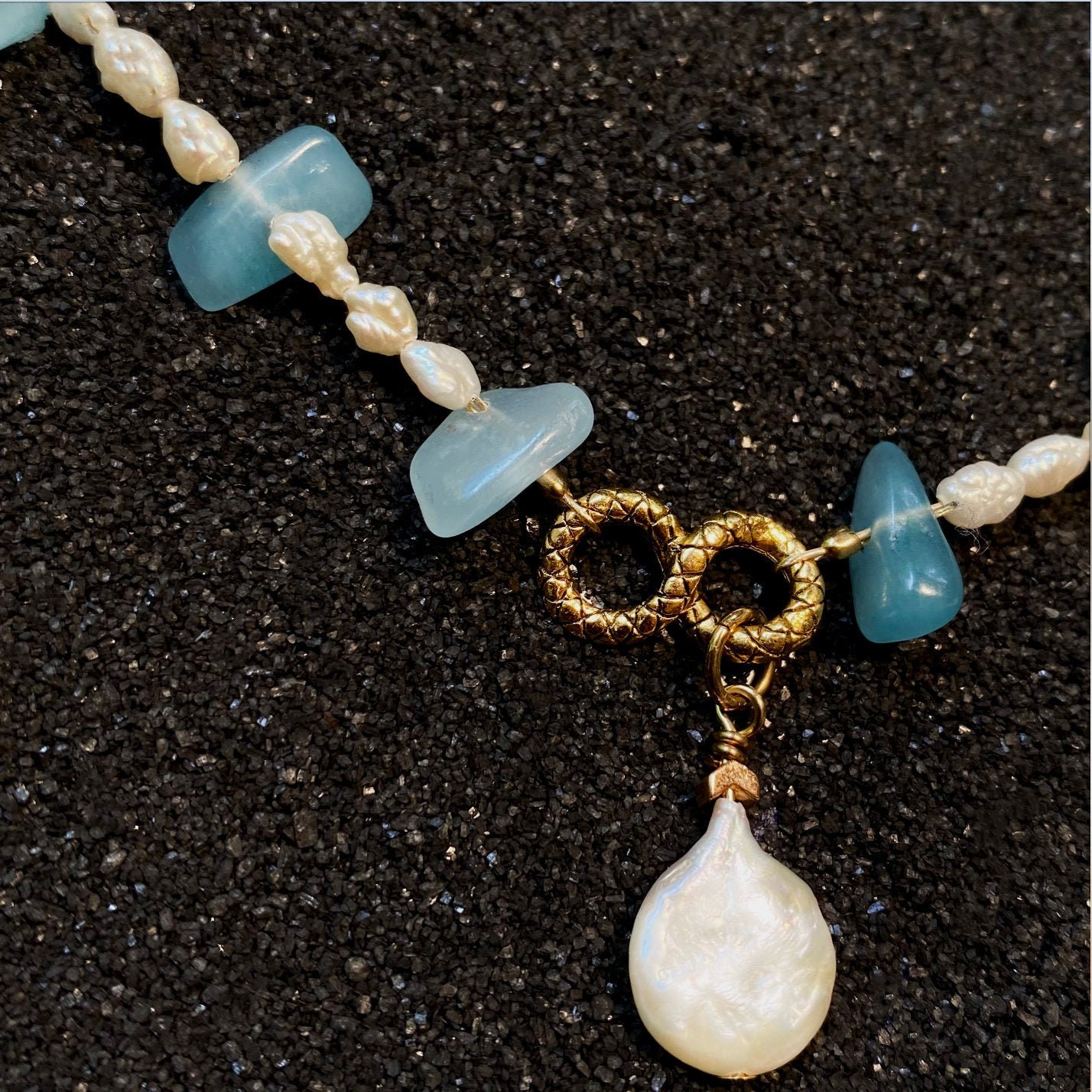Schlange in Der Blauen Glaskette Schlange in Der Blauen Glaskette von MaddieAlmightyJewels