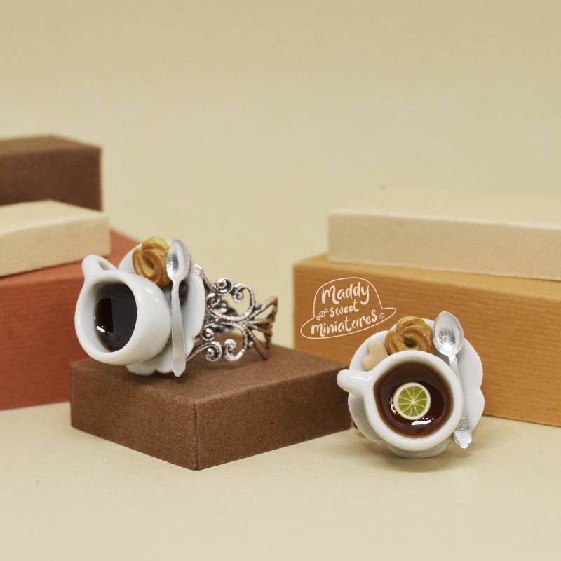 Teetasse Ring Kaffeetasse Handgemachte Kaffeepause Teepause Mit Zitronenscheibe Und Miniatur Handgeformten Keksen von MaddySweetMiniatures