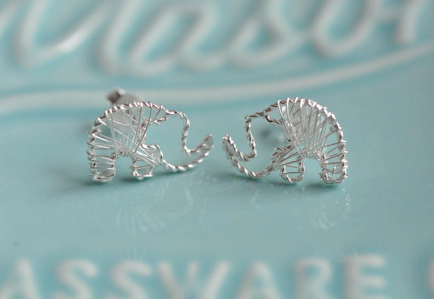 100 % Sterling Silberdraht Umwickelt Elefant Ohrringe in Silberohrringe, Elefanten, Tierfreund Ohrringe, Silber, 925 Silber von MaddyandSamJewelry