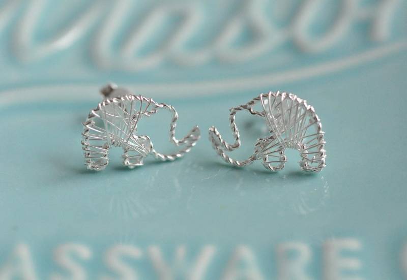 100 % Sterling Silberdraht Umwickelt Elefant Ohrringe in Silberohrringe, Elefanten, Tierfreund Ohrringe, Silber, 925 Silber von MaddyandSamJewelry