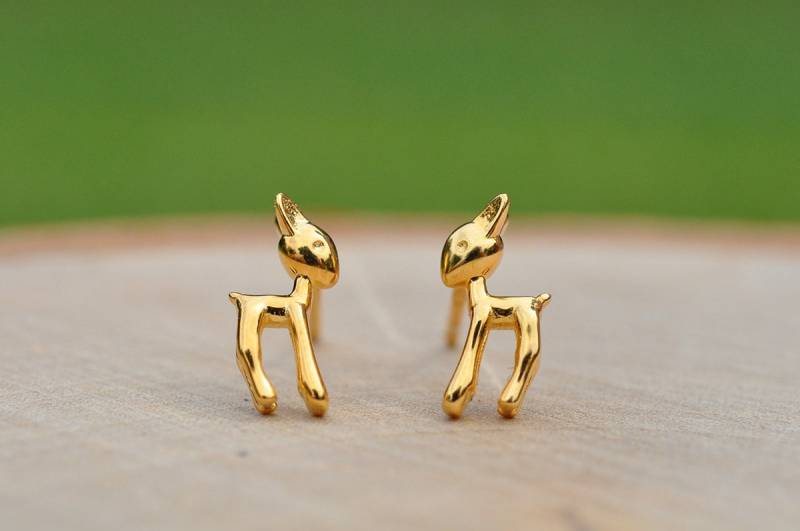 Liebenswert Goldene Hirsch-Ohrringe in 100 % Sterlingsilber 925, Animal Schmuck, Wald Tierfreunde, Kinder Ohrringe von MaddyandSamJewelry