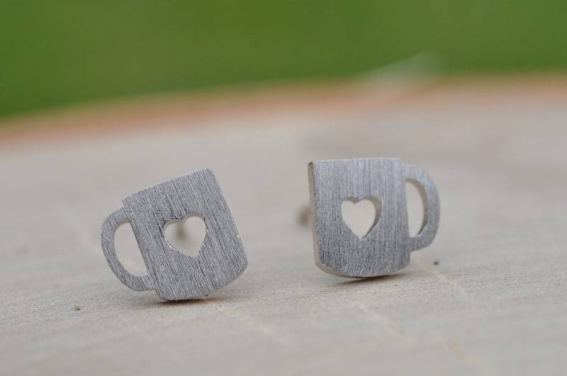 sterling Silber Gebürstet, Matt Liebe Becher Ohrringe, Herzohrringe, Ohrstecker, Silberohrringe sterling Silber Gebürstet, Matt Liebe Becher Ohrringe, Herzohrringe, Ohrstecker, Silberohrringe von MaddyandSamJewelry