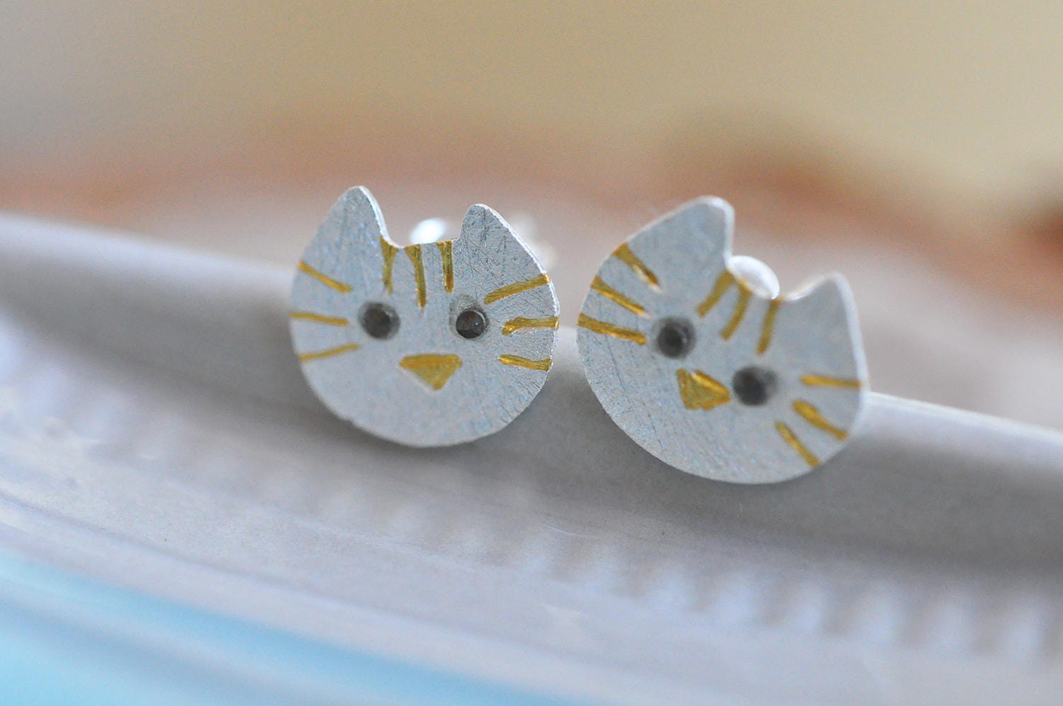 sterling Silber Katzenohrringe; Entzückende Silberohrringe; Katze Ohrstecker; Ohrstecker von MaddyandSamJewelry