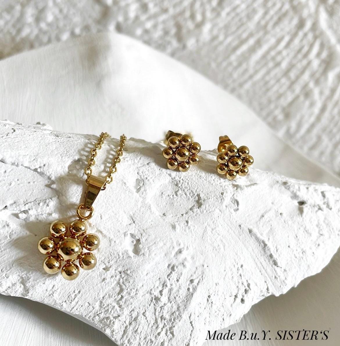 Edelstahl Schmuck Set - Halskette & Ohrstecker Mit Blumenmotiv | Allergikerfreundlich Damen Geschenkset Edelstahl Schmuck Set - Halskette & Ohrstecker Mit Blumenmotiv | Allergikerfreundlich Damen Geschenkset von MadeBuYSISTERS