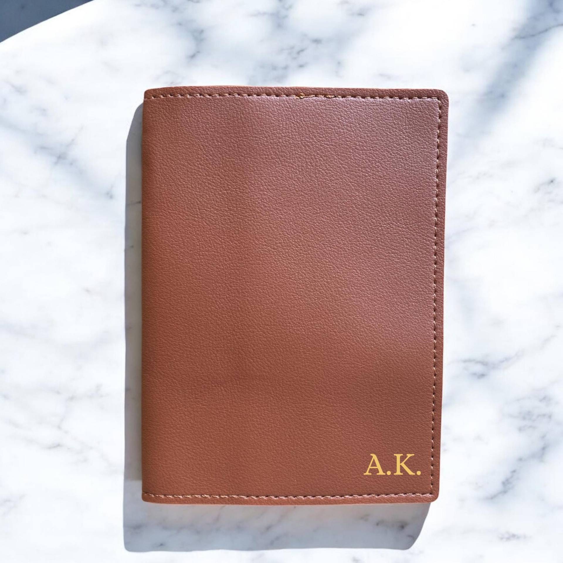 Personalisierte Reisepasshülle Kunstleder Reiseetui Mit Initialen Reise Organizer Geschenk Urlaub Geschenkidee Reisen Passhülle Kartenhalter von MadeByAnnK