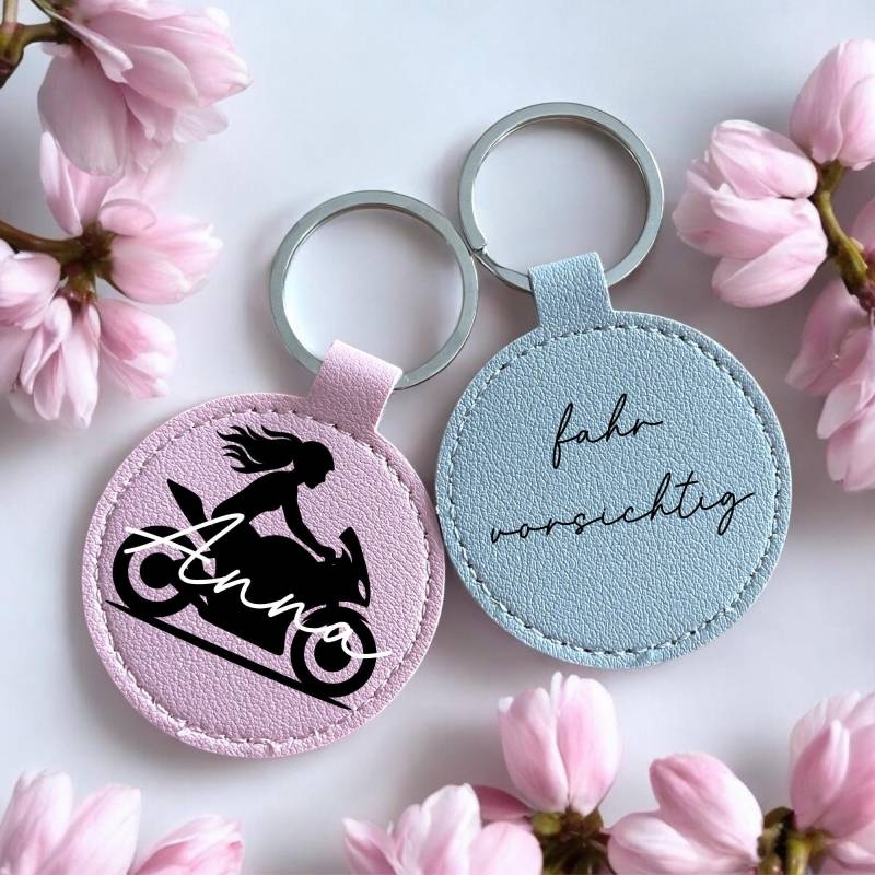 Personalisierter Motorrad Schlüsselanhänger - Geschenk Für Bikerinnen Motorradfahrerin Anhänger Mit Namen Motorradfans von MadeByAnnK