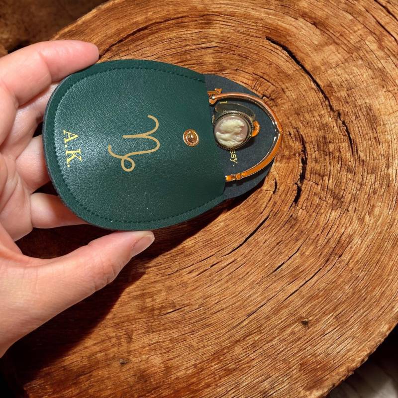 Personalisiertes Schmuck Etui Aus Kunstleder Sternzeichen Aufbewahrung Mit Initialen in Gold Geschenk Für Ringe & Ketten Tierkreiszeichen von MadeByAnnK