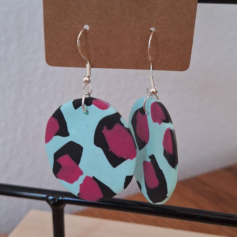 Handgemachte Statement-Ohrringe Aus Polymer Clay - Einzigartige Leopard-Print Ohrringe in Türkis Und Pink von MadeByBrandysBlondie