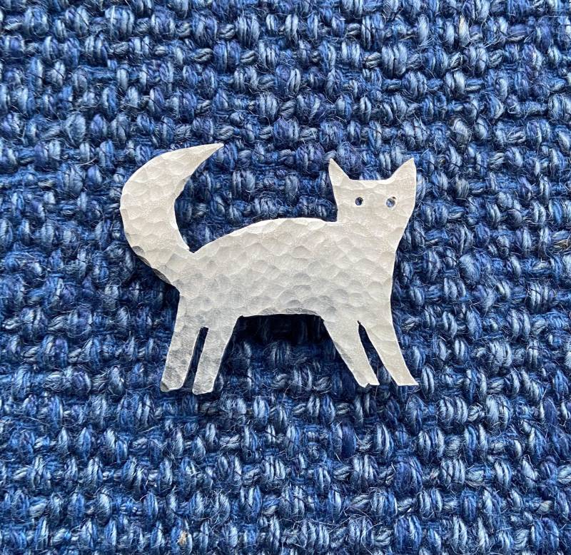Hand Durchbohrte Aluminium Katzen Brosche Aus Wiedergewonnenem Metall Hand Durchbohrte Aluminium Katzen Brosche Aus Wiedergewonnenem Metall von MadeByCarolineShop
