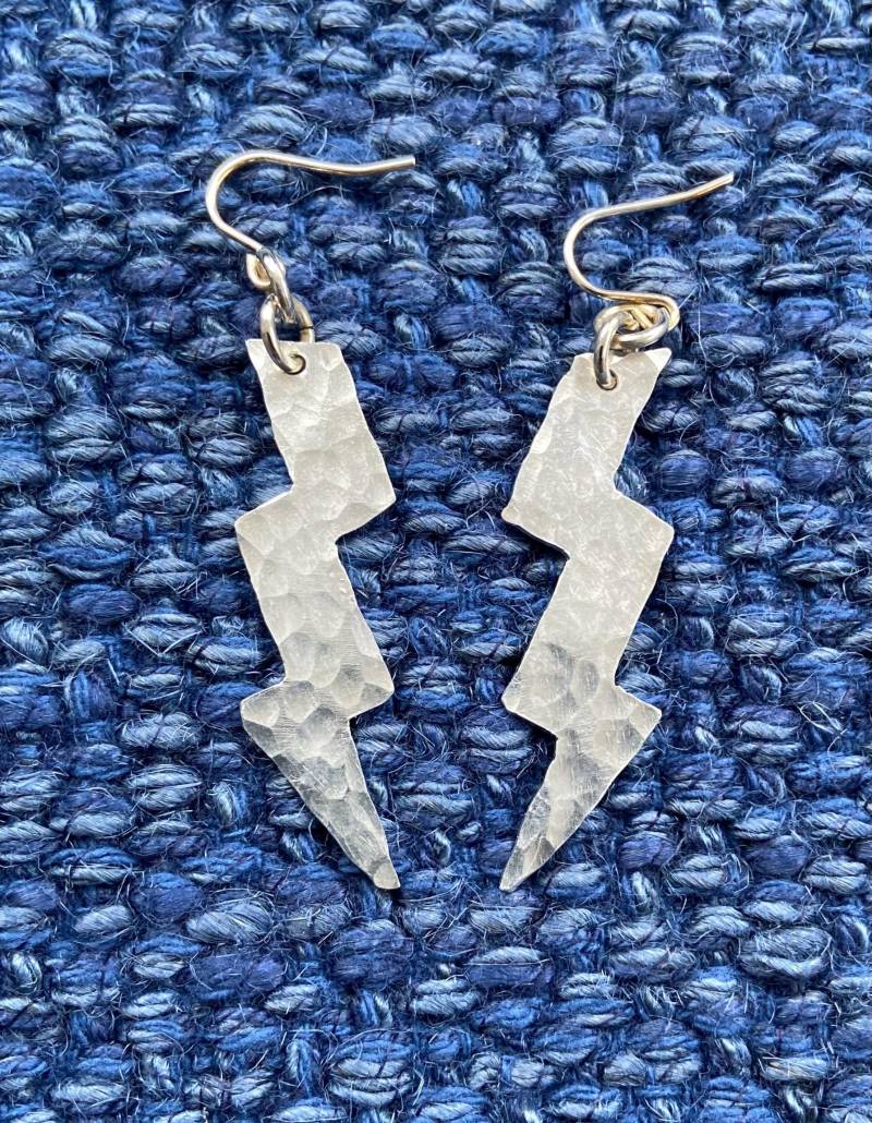 Handgemachte Silberne Aluminium Blitz Bolt Ohrringe Silberne Haken von MadeByCarolineShop