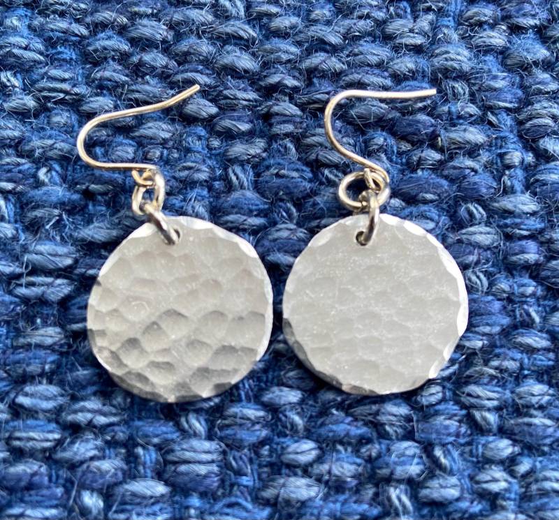 Silber Kleine Disc Aluminium Ohrringe Silber Kleine Disc Aluminium Ohrringe von MadeByCarolineShop